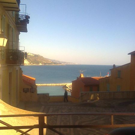 Bilocale Nella Vecchia Citta' Di Mentone Apartamento Exterior foto